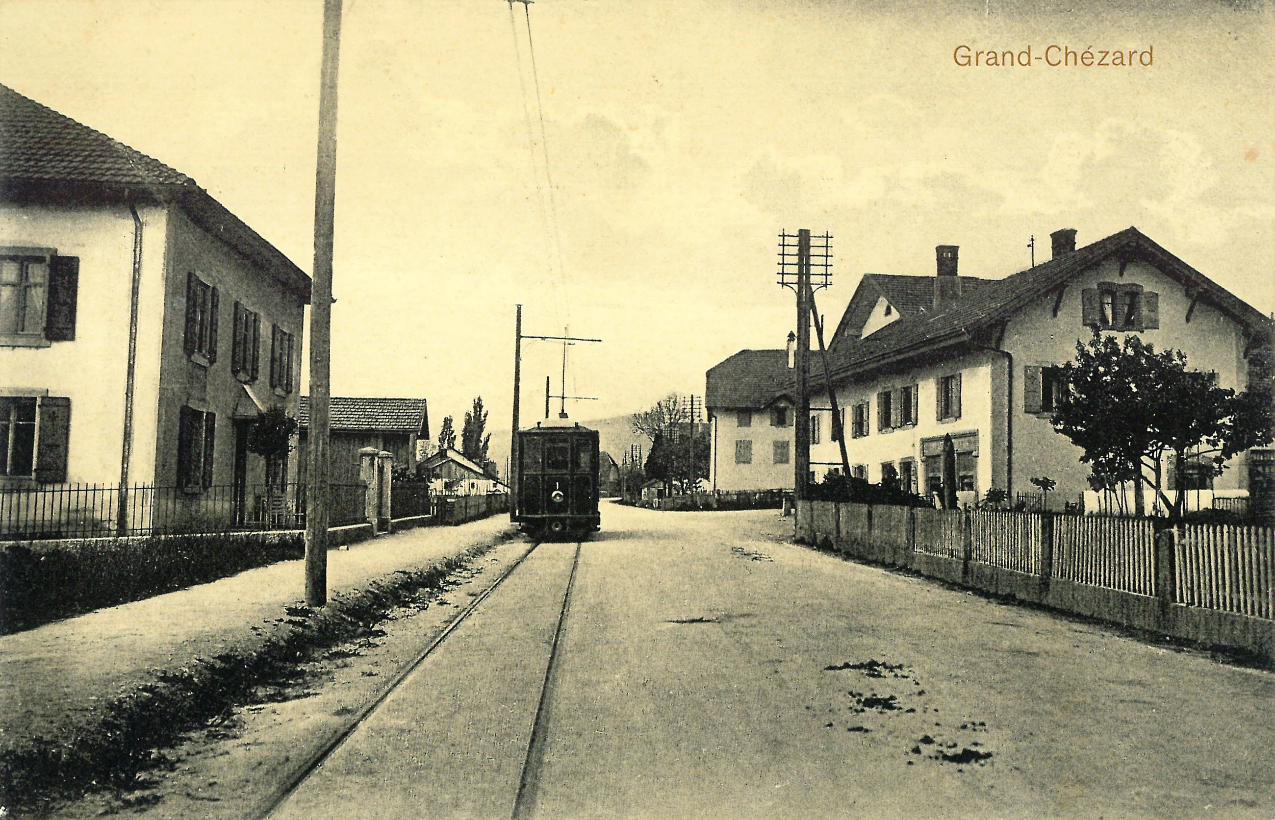 Le tramway dans le village